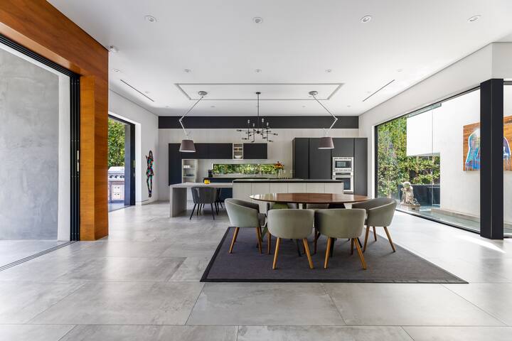 A luxurious Oasis in West Hollywood. gallery image 5