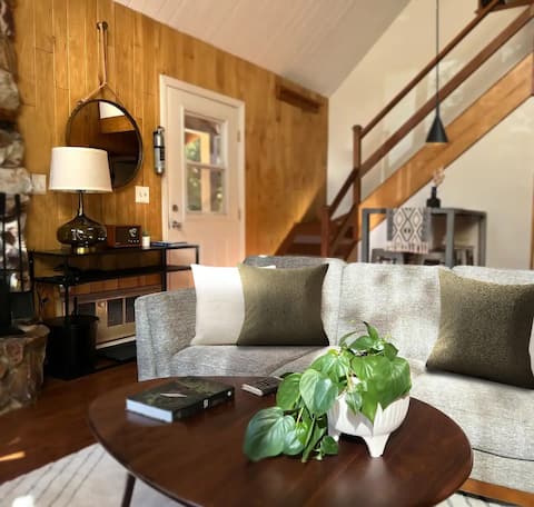 Successful Airbnb property: Skyforest Retreat - A Romantic Mid-Century Cabin in Running Springs
