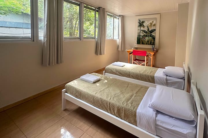 1 Cama Full y 2 Camas individuales 
Muchas ventanas y Luz
AC Frio/Calor