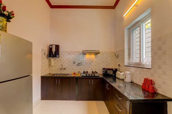 Full kitchen image 2