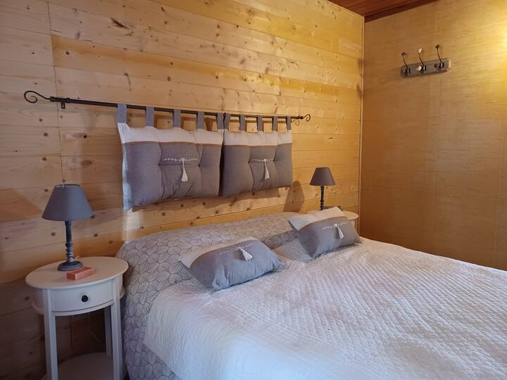 غرفة نوم ثانية جذابة، مزينة بشكل جميل، مع سرير مزدوج مقاس 140 × 190. يتم توفير جميع بياضات الأسرة والوسائد واللحاف لإقامة مريحة.