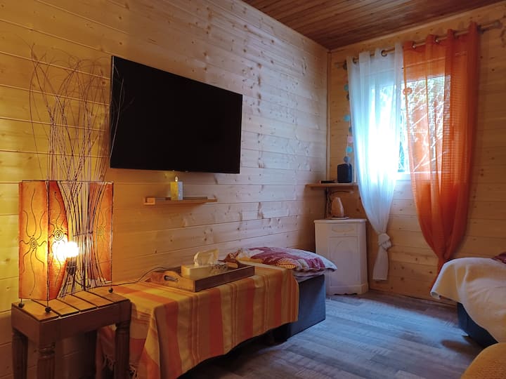 غرفة معيشة منعزلة للسلام والهدوء! سرير أريكة مريح 140 × 190 وكرسي بذراعين عريض مع وسائد!