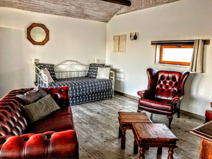  Sala de estar con sofá
hay 2 camas supletorias con capacidad para 2 personas más 
(preferiblemente niños/adolescentes)