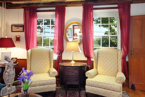 Popular Airbnb listing: Charming 1670 manor w/spa near beach, pet friendly in Barnstable Town