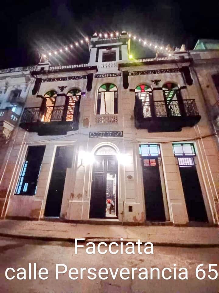 Historic residence with 6 rooms. Experience the real Havana!