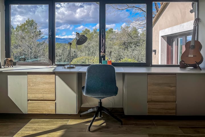 غرفة نوم مضيئة بإطلالة جميلة ومساحة عمل كبيرة ومكيف هواء. 
احذر: لا توجد ستائر على النوافذ في هذه الغرفة - غير مناسبة إذا كنت بحاجة إلى ظلام أو خصوصية قوية