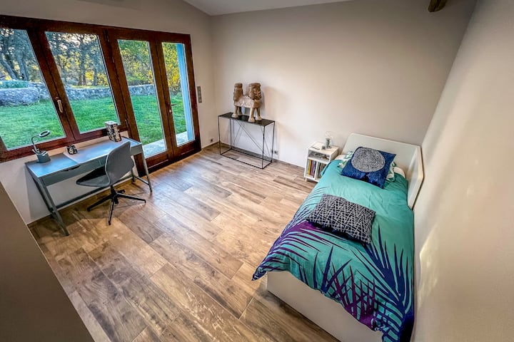 غرفة نوم مع إمكانية الوصول المباشر إلى الحديقة ومكتب الكتابة