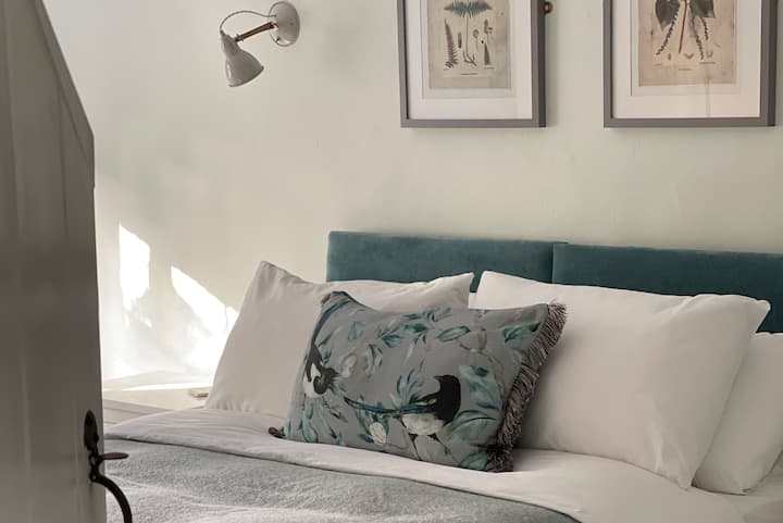 Cómoda cama tamaño «king» o dos camas individuales pequeñas, con edredón y almohadas de plumón y plumas de pato. Amplio espacio de almacenamiento con un gran armario de roble y mesitas de noche. La habitación ofrece vistas tranquilas a los jardines vecinos, lo que la convierte en un refugio perfecto.