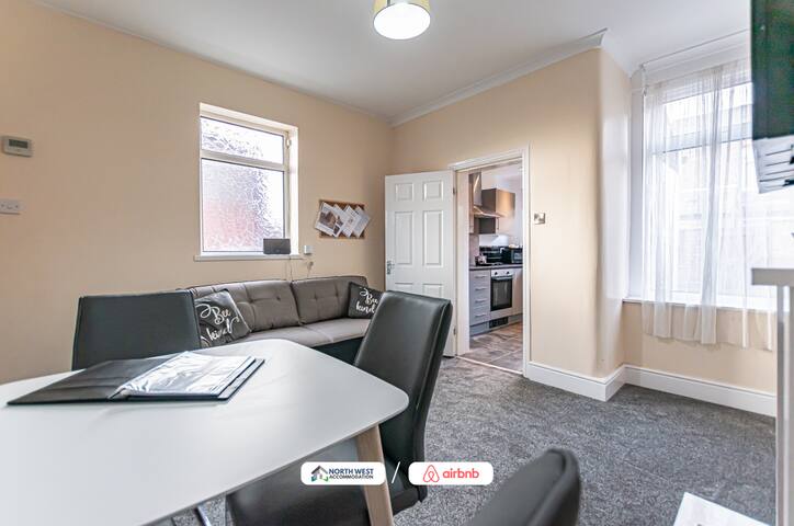 Newton Heath 3BR Company Stay Free WiFi & Parking gallery image 2