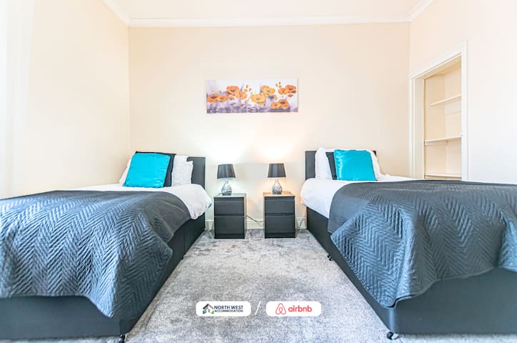 Newton Heath 3BR Company Stay Free WiFi & Parking