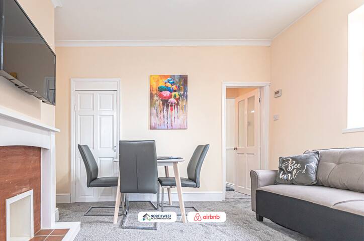 Newton Heath 3BR Company Stay Free WiFi & Parking gallery image 3