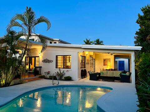 Beautiful 4BR Plumbago Villa, Walk to Everything!