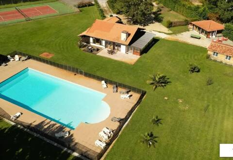 Pool villa, hot tub, private tennis 16 people