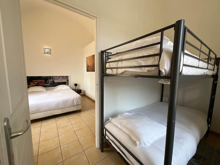 Chumba cha kulala cha 3 kinapatikana kupitia Chumba cha kulala cha 1.