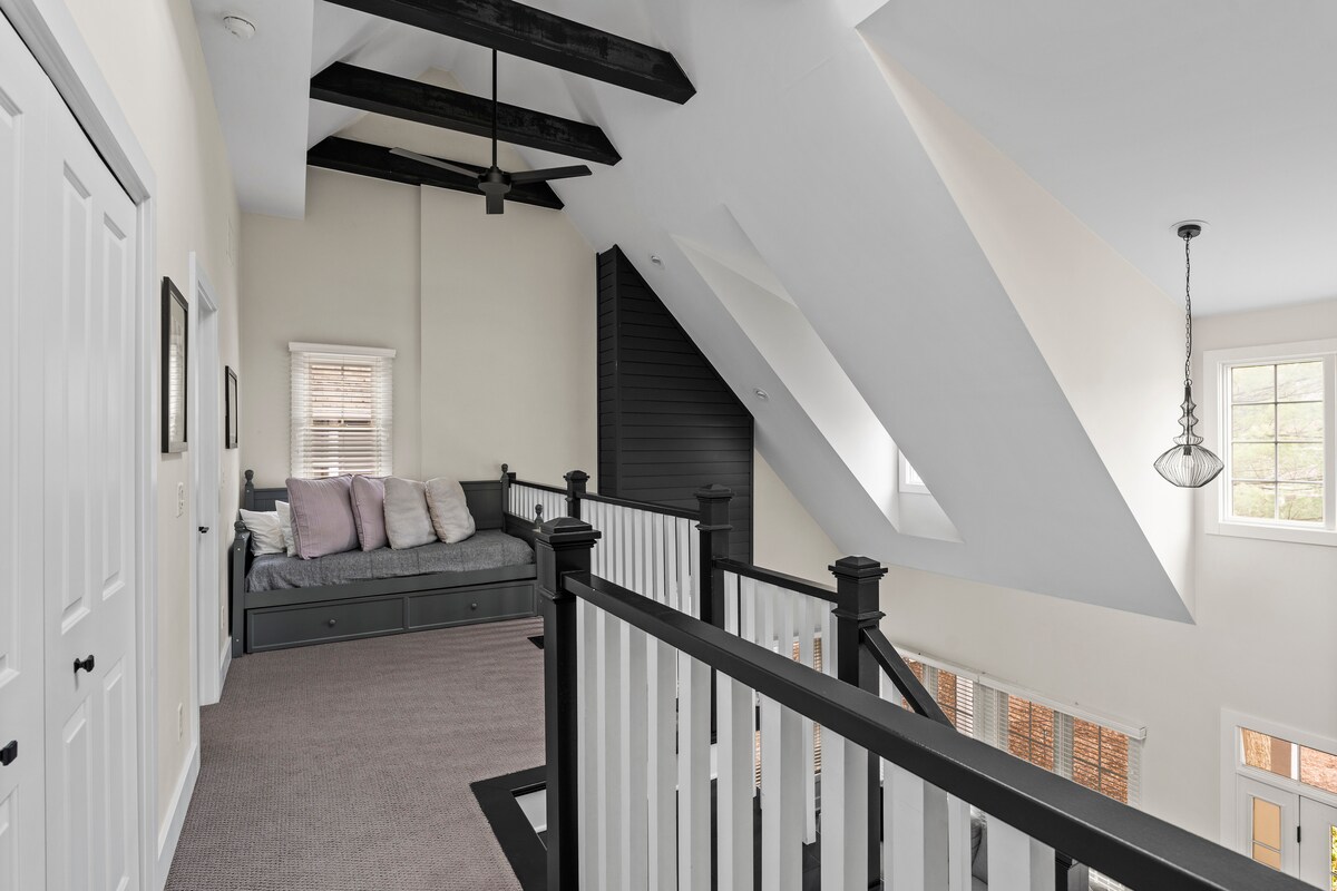 Toto je loft s dvojlôžkom a posuvným lôžkom, nie samostatná spálňa. 