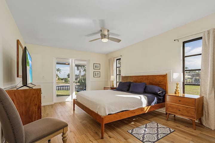 Избягайте в просторната основна спалня, оборудвана с двойно легло king size в Калифорния, личен телевизор и врата, която се отваря към зоната на вътрешния двор, създавайки идеалното убежище за отдих.