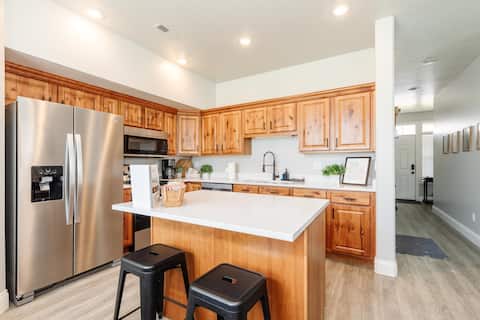 Beautiful, Sparkling Clean 3 BR, 2.5 BA Town Home!