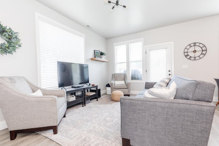 Beautiful, Sparkling Clean 3 Br, 2.5 Ba Townhome!! - Logan, UT