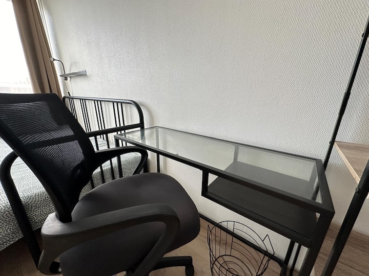 שולחן עבודה בחדר שינה 2