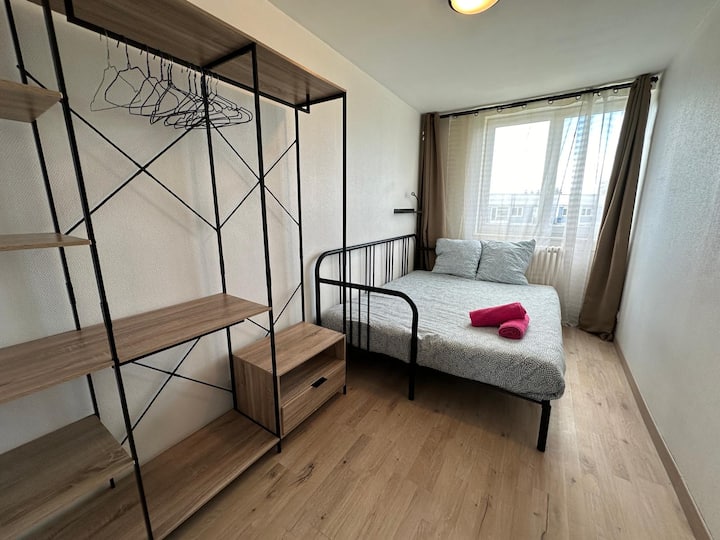 סקירה כללית של חדר שינה 3, מיטה זוגית אחת ויחידת אחסון אחת