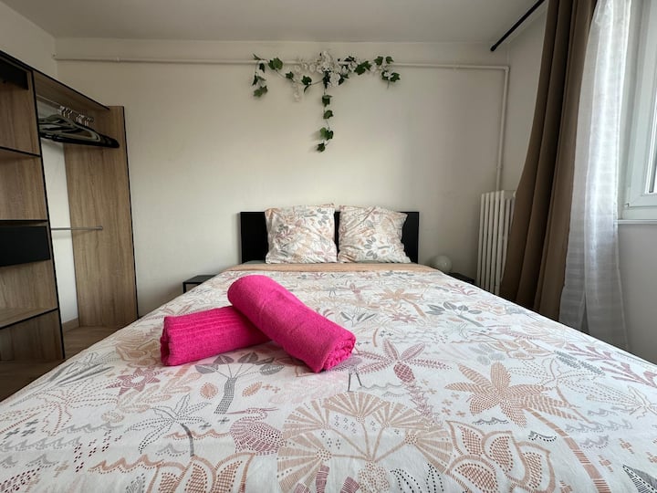 חדר שינה 1 עם מיטה 140X200 + אזור שולחן עבודה + חדר הלבשה