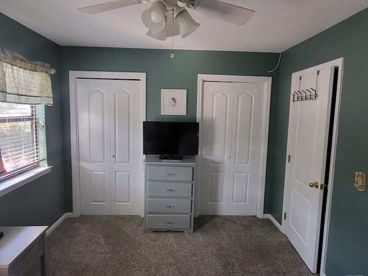 ห้องนอนที่ 
2 ตู้เสื้อผ้า 2 ตู้สมาร์ททีวีพร้อม Firestick
WiFi Booster