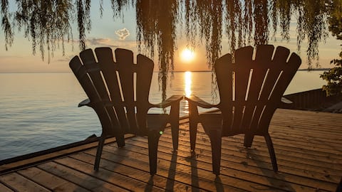 Charming Point Pelee Lakefront Home with King Bed!