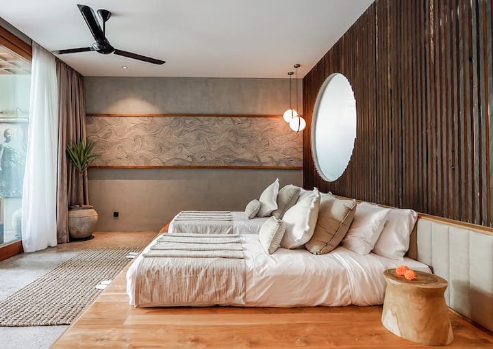 Dhoma e gjumit 1 mund të bëhet me dy pjesë ose me madhësi king. Kjo dhomë hapet drejtpërdrejt në pishinë dhe është në katin përdhes. 