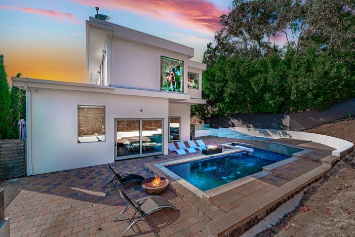 Luxury 4BR Hollywood Bowl Getaway w/ Pool! gallery image 3