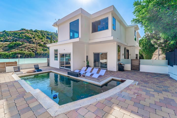 Luxury 4BR Hollywood Bowl Getaway w/ Pool!
