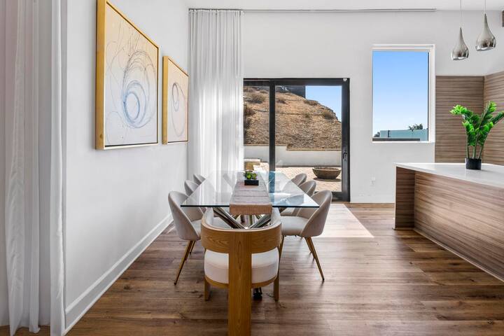 Luxury 4BR Hollywood Bowl Getaway w/ Pool! gallery image 5