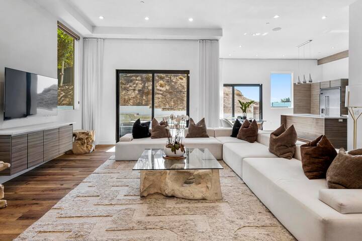 Luxury 4BR Hollywood Bowl Getaway w/ Pool! gallery image 2