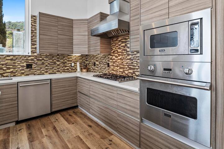 Luxury 4BR Hollywood Bowl Getaway w/ Pool! gallery image 4