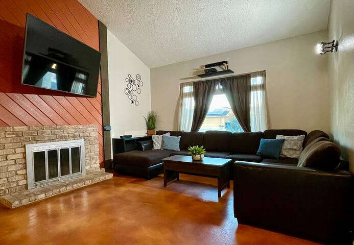 Ultimate Getaway! Pool, Basketball, FirePit & More gallery image 4