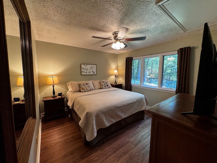 Segundo dormitorio con cama tamaño king; al otro lado del pasillo del baño de invitados.