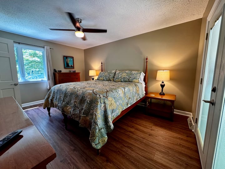 Dormitorio principal con cama tamaño king, TV