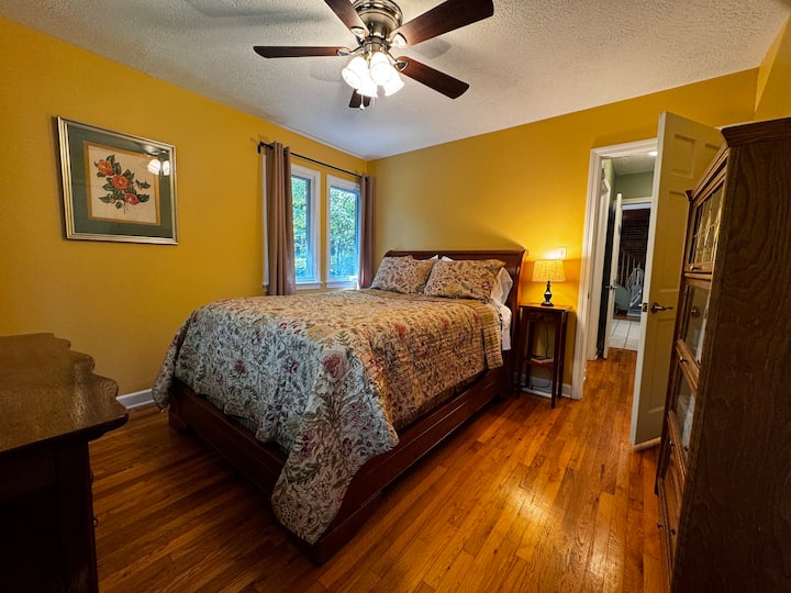 Cómoda cama queen en la habitación