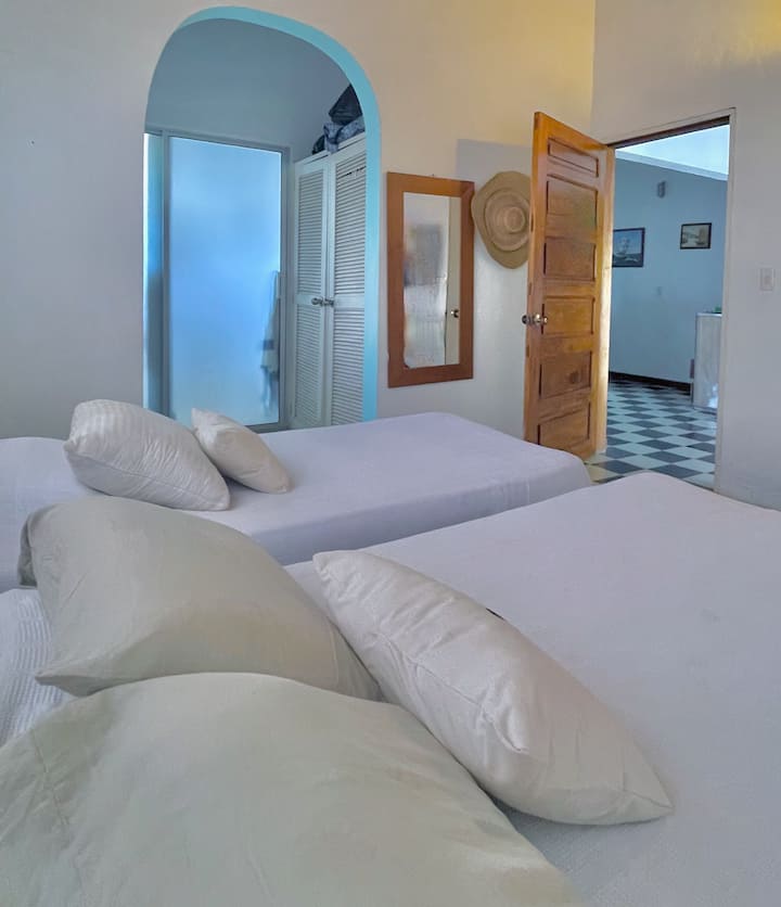 2号卧室
房间最多可住3人，配备1张双人床和1张单人床。 它设有更衣室、卫生间和淋浴间、空调、吊扇和可俯瞰棕榈树的窗户。 舒适实用的休息空间。