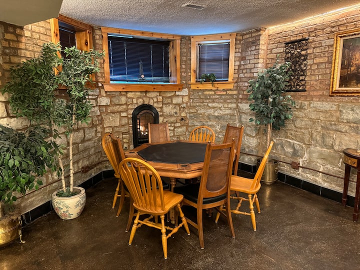 Inspiring Stone Grotto Sleeps 10-20 & Free Parking - Chicago, IL