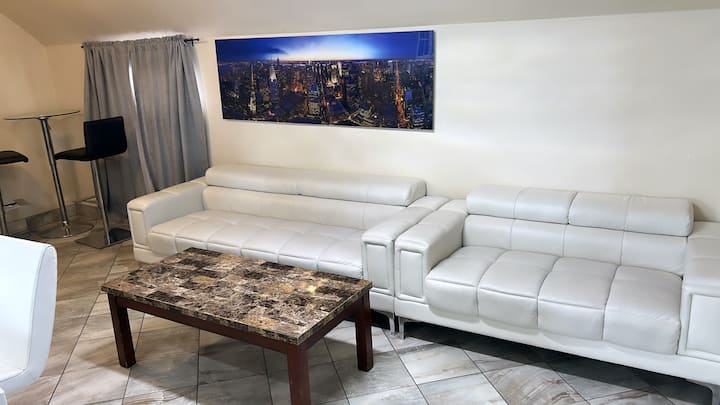 Clifton Hill | Spacious 3 Bedroom 2 Mins To Falls - Niagara Falls