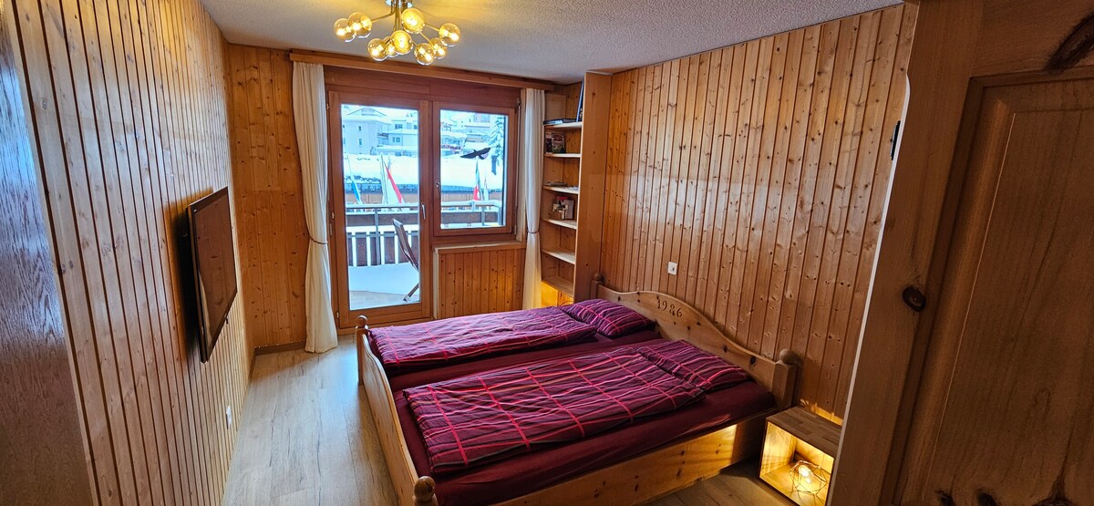 Spálňa s manželskou posteľou, šatníkom a televízorom