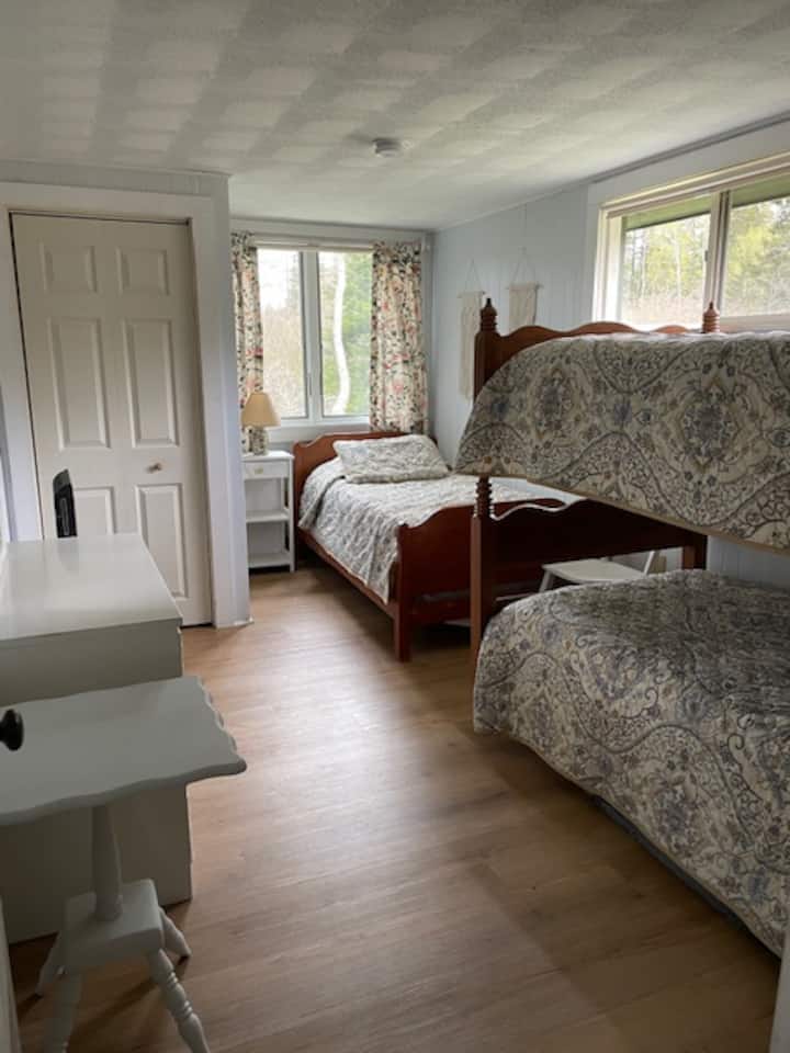 מיטת קומתיים זוגית אחת ומיטה זוגית נוספת 