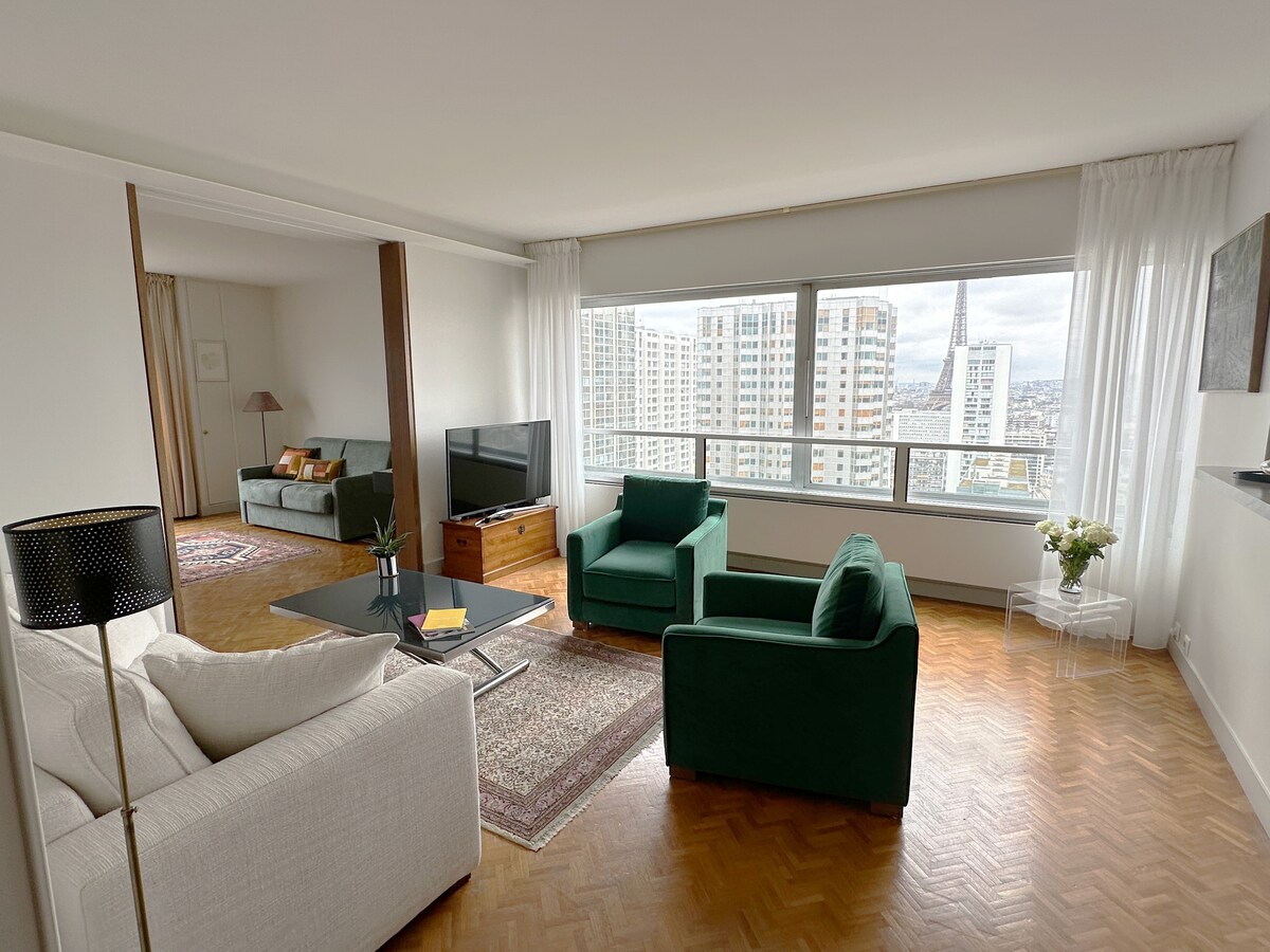 Top Airbnb: Paris Skyline Elegance: Stunning Eiffel Tower View in Paris 15e Arrondissement