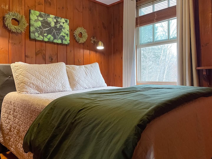Spruce Room | Double Bed | Private Bath | Stowe - Vermont