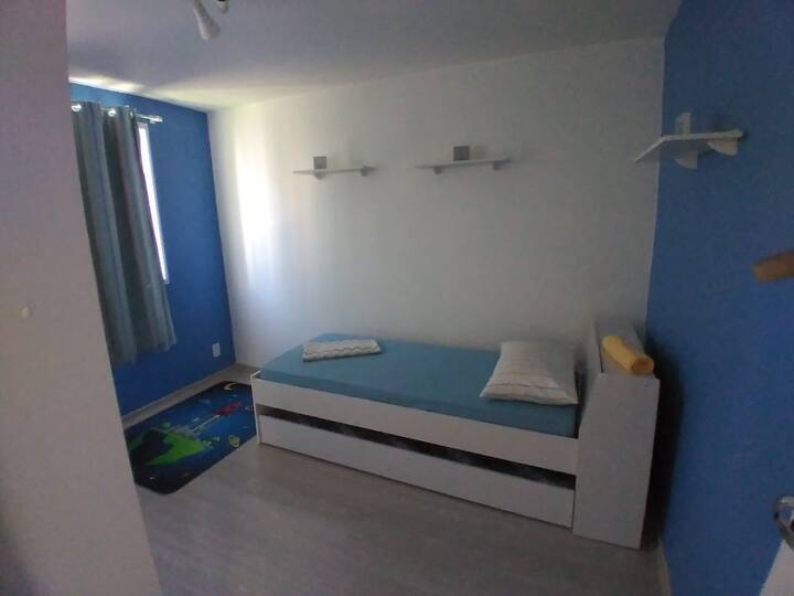 带单人床和辅助床的卧室。 