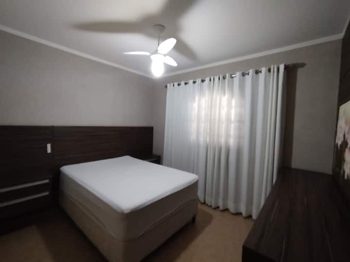 Spálňa 2: Pohodlná s manželskou posteľou a stropným ventilátorom.