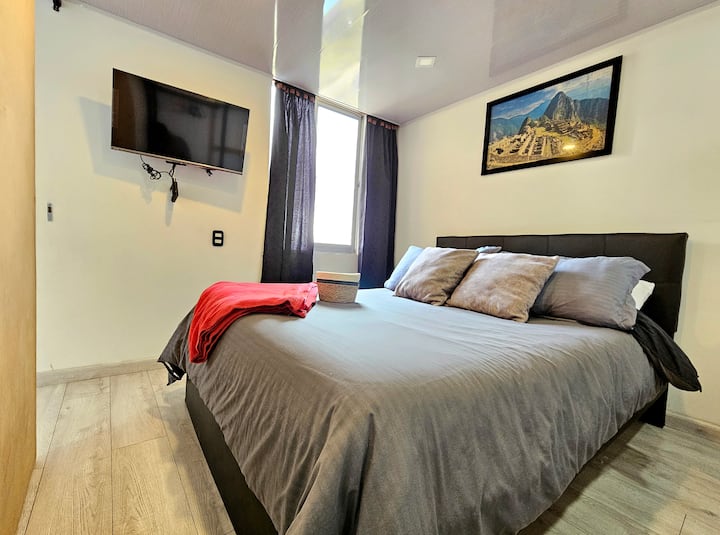 ห้องนอนใหญ่พร้อมเตียงคู่ฟูกนอนสบายและสมาร์ททีวี/ห้องนอนใหญ่พร้อมเตียงคู่ฟูกนอนสบายตู้เสื้อผ้าขนาดใหญ่และสมาร์ททีวี