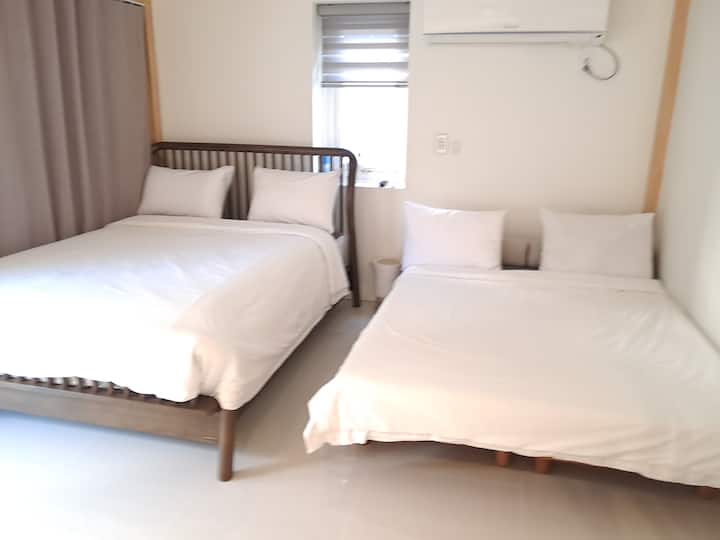 2 lits pour 2 personnes peuvent l'utiliser pour 4 personnes, et le sol est ondol, donc jusqu'à 6 personnes peuvent dormir.