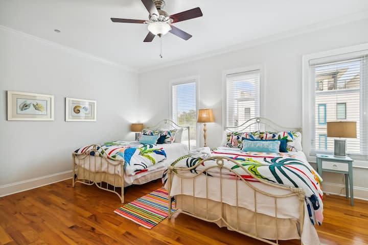 Two queen beds and bathroom - crib in nook! 

"One of the best Airbnbs we've ever stayed in and we travel A LOT! Michael and Claire's space had everything you could possibly need and more. " -Anne-Claire, July