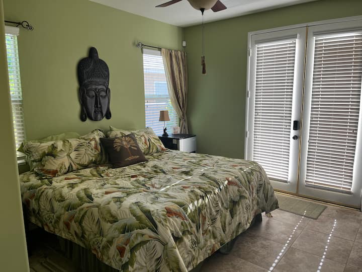 私人小屋位于房源庭院的前门外。  独立入口-加大双人床、电视、迷你冰箱、全功能卫生间和独立空调/暖气。